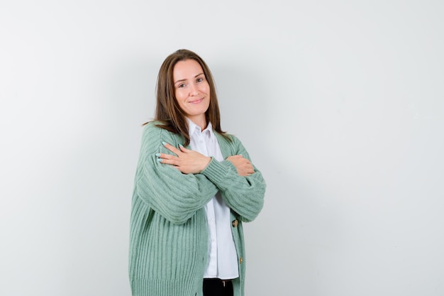 Free photo expressive young woman posing in the studio