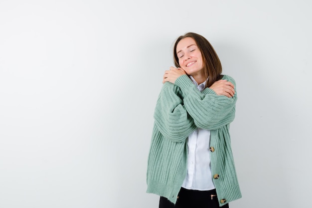 Free photo expressive young woman posing in the studio