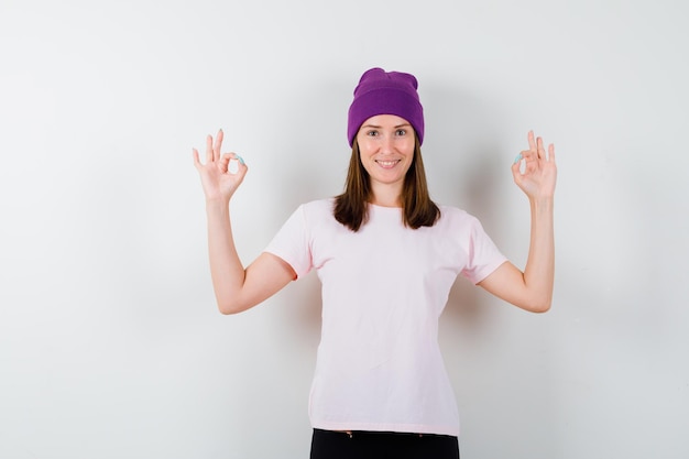 Free Photo expressive young woman posing in the studio