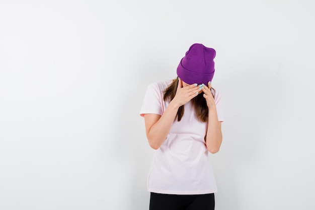 Free photo expressive young woman posing in the studio