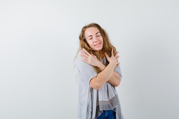 Free photo expressive young woman posing in the studio