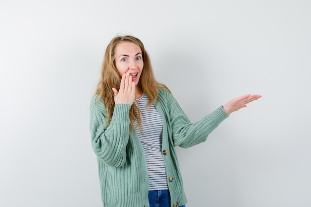 Free Photo expressive young woman posing in the studio