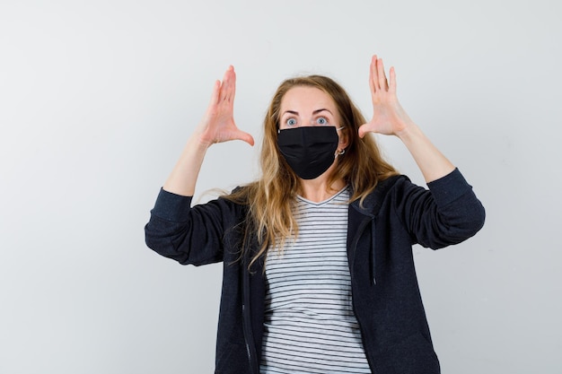 Free Photo expressive young woman posing in the studio