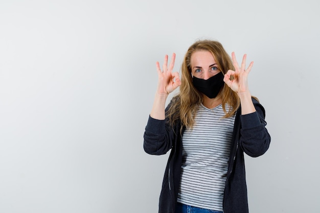 Free Photo expressive young woman posing in the studio