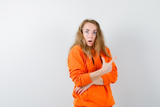 Free photo expressive young woman posing in the studio