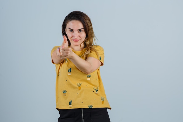 Free Photo expressive young woman posing in the studio