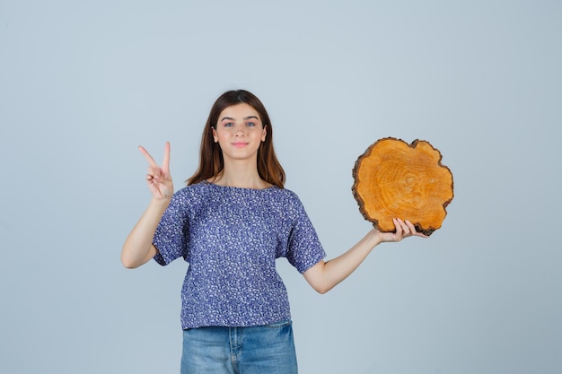 Free photo expressive young woman posing in the studio