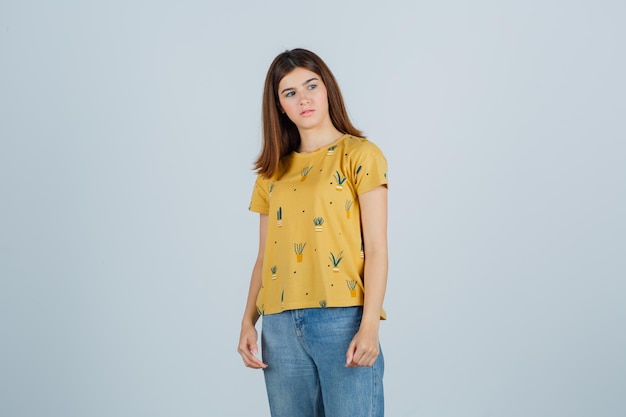 Free photo expressive young woman posing in the studio