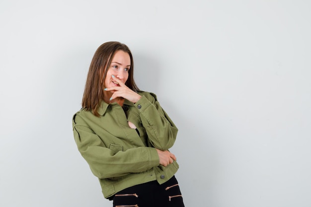 Free photo expressive young woman posing in the studio