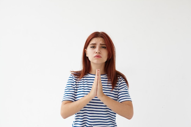 Free photo expressive young woman posing