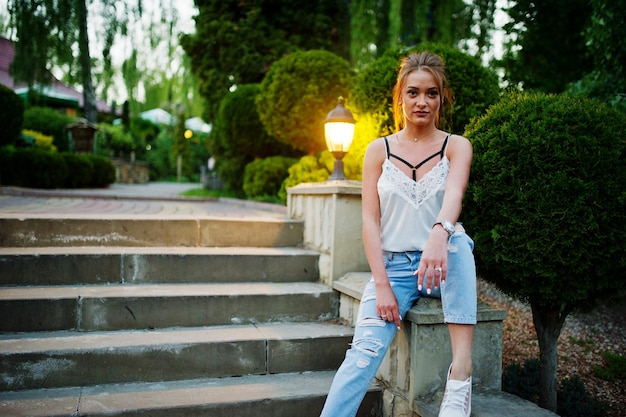 Free photo fabulous bridesmaid wearing jeans and white tshirt posing outside at bachelorette party