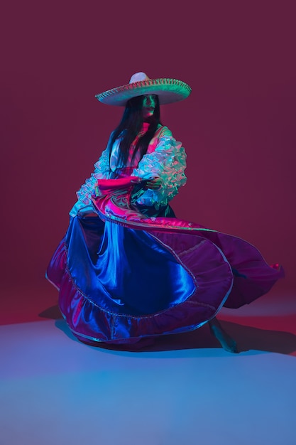 Free photo fabulous cinco de mayo female dancer on purple  in neon light