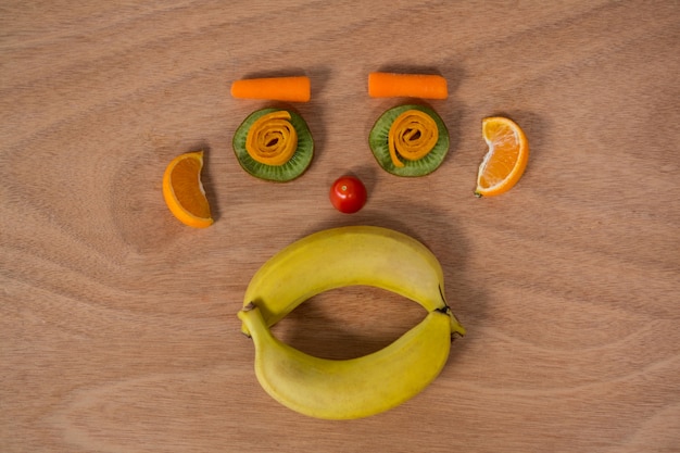 Free photo face made up of fruits on a table