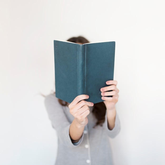 Free photo faceless woman with book