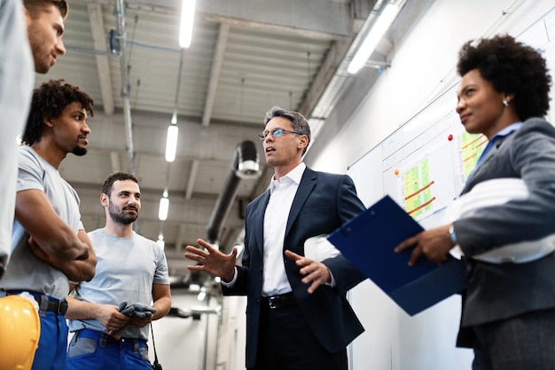 Free Photo factory manager holding a meeting and talking to his employees about project plans