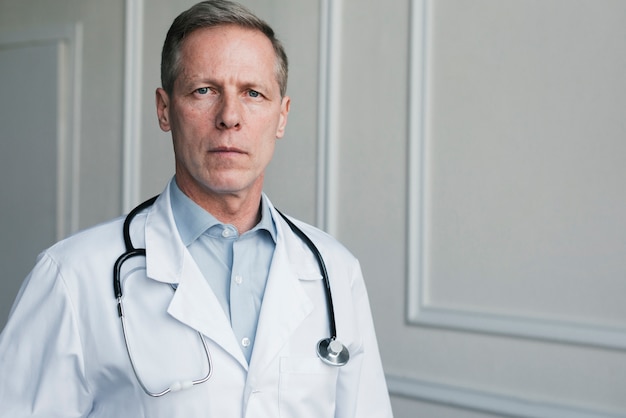 Free photo family doctor in a doctor's office