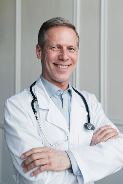 Free photo family doctor in a doctor's office