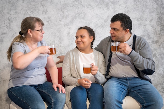 Free photo family at home drinking tea