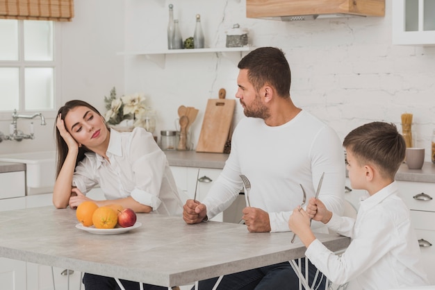 Free photo family in the kitchen ready to eat