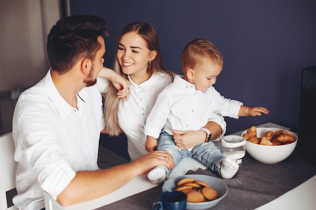 Free photo family in a kitchen