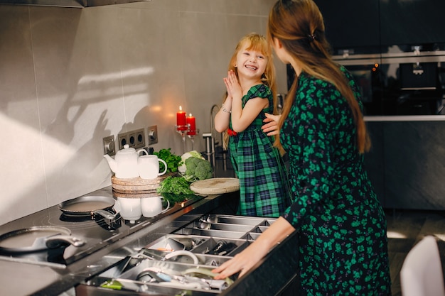 Free photo family in a kitchen