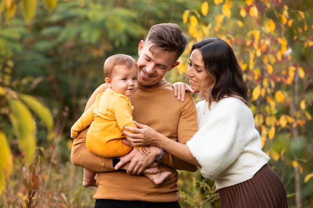 Free photo family lifestyle outdoors in autumn time