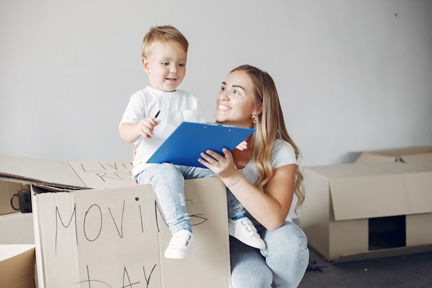 Free photo family moving and using boxes