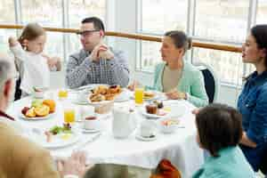 Free photo family in restaurant