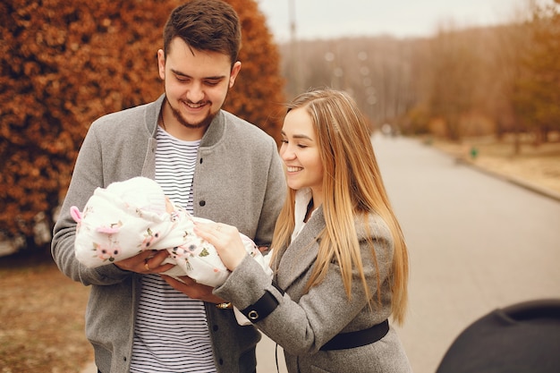 Free photo family with daughter in a autumn park