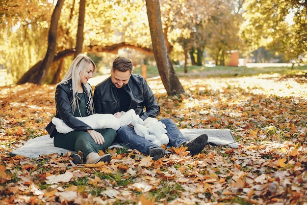 Free photo family with daughter in a autumn park