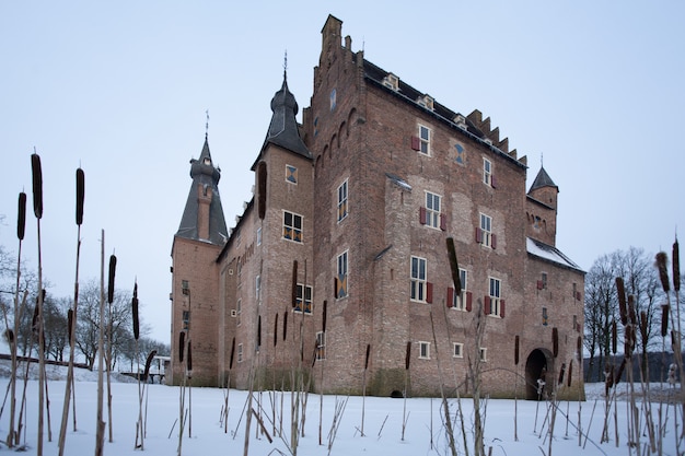 Free photo famous historic doorwerth castle in heelsum, the netherlands during wintertime