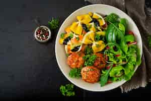 Free photo farfalle pasta durum wheat with baked meatballs of chicken fillet  in tomato sauce and salad in bowl.