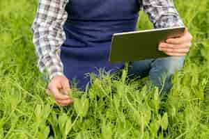 Free photo farmer with tablet close-up