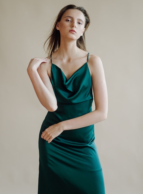 Free photo fashion portrait of young elegant woman