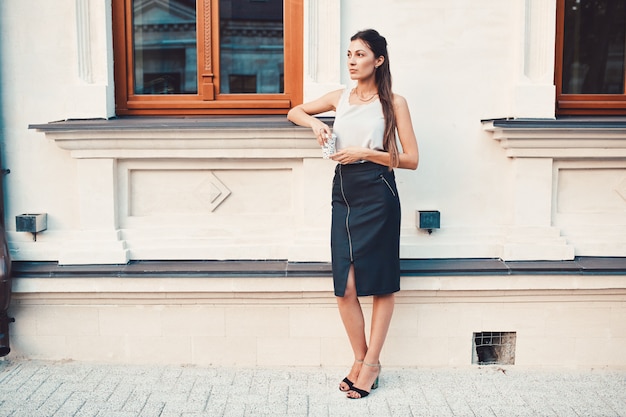 Free photo fashion pretty woman walking through the streets of old city