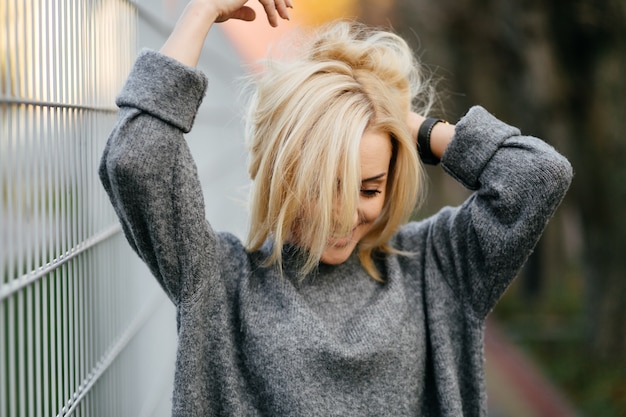 Free photo fashion street photo session of stylish young lady in a grey clothes