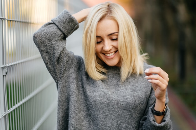 Free photo fashion street photo session of stylish young lady in a grey clothes