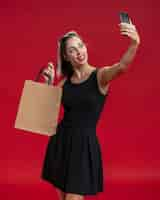 Free photo fashion woman taking a selfie