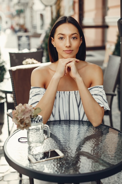 Free photo fashion young girl in a summer cafe