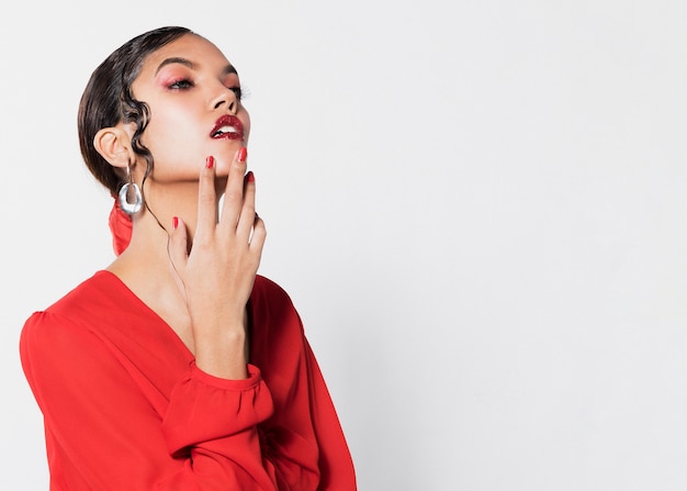 Fashionabla young woman holding up her chin