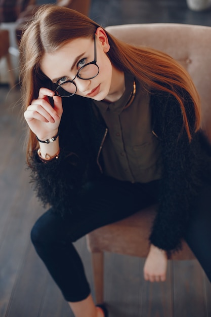 Free photo fashionable girl in a cafe