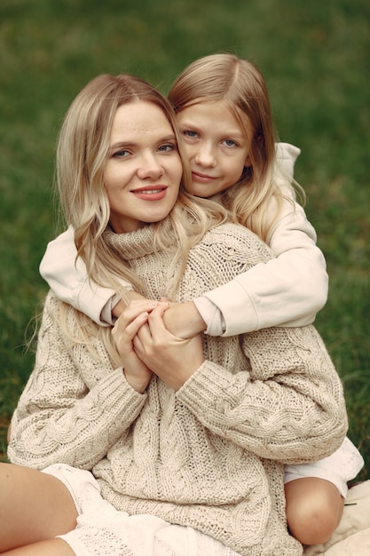 Free photo fashionable mother with daughter. people walks outside