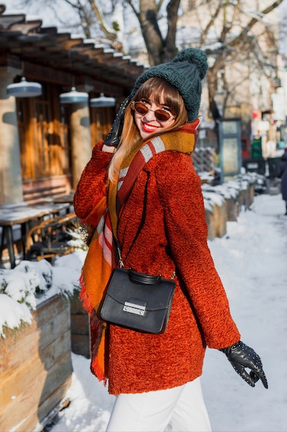 Free photo fashionable woman in stylish winter outfit walking around the city