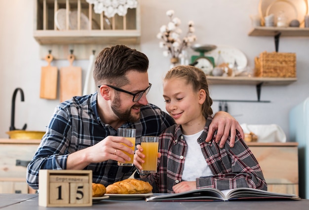 Free photo father and daughter together on breakfast table