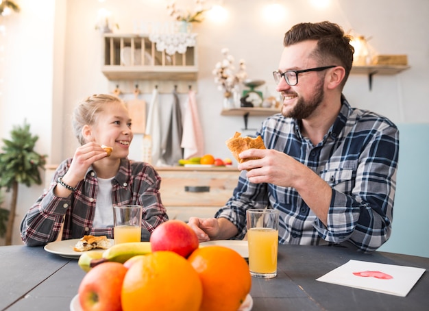 Free photo father and daughter together on breakfast table