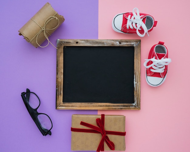 Free photo father's day composition with blank slate and decorative items