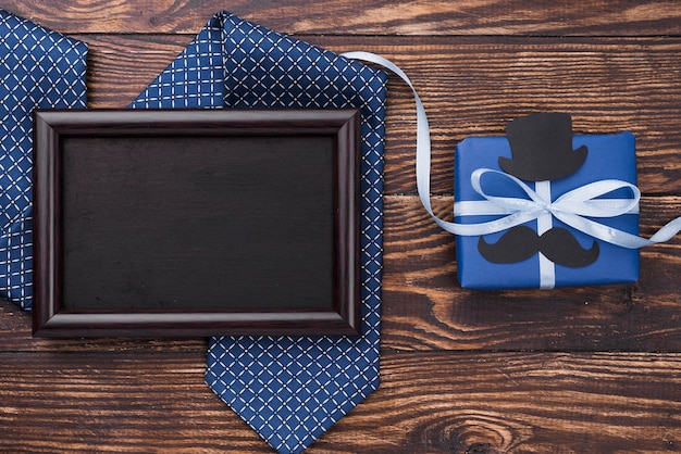 Free photo father's day gift with ribbons with frame and tie