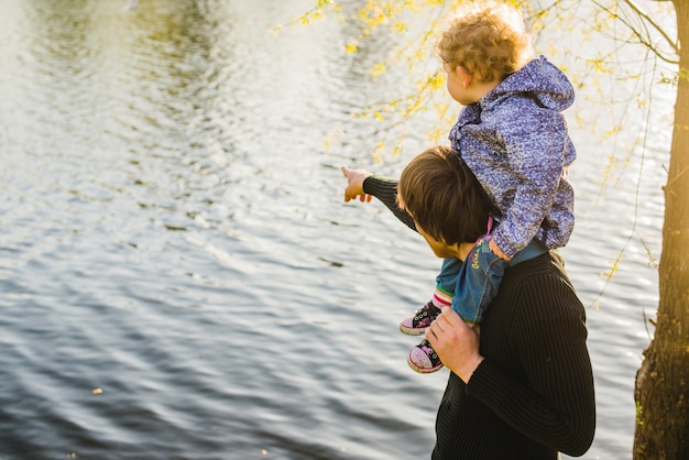 Free photo father showing the lake to his son