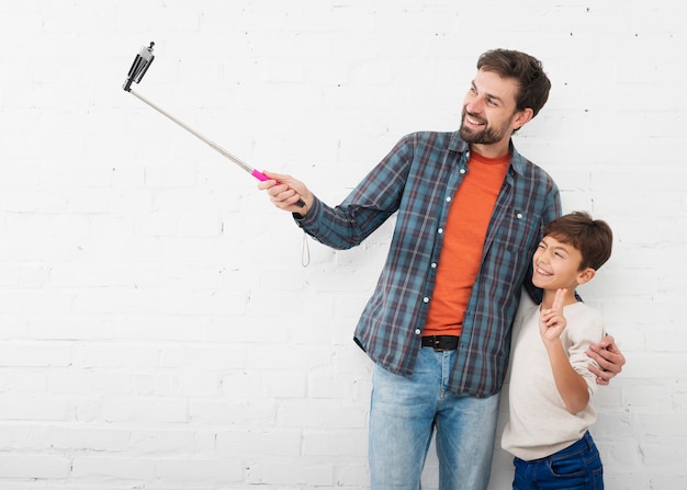 Free photo father taking a selfie with his little boy