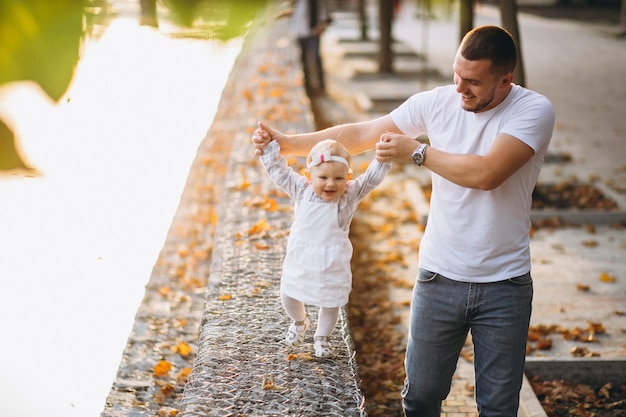 Free photo father with his daughter walking in park